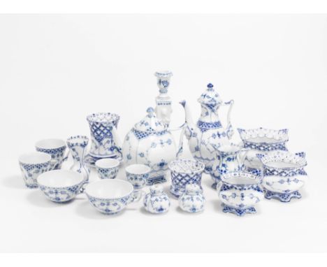 Porzellanservice42-tlg., Royal Copenhagen, 20. Jh., Dekor 'Musselmalet', Porzellan, weiß, kobaltblau staffiert, 1 Kaffeekanne