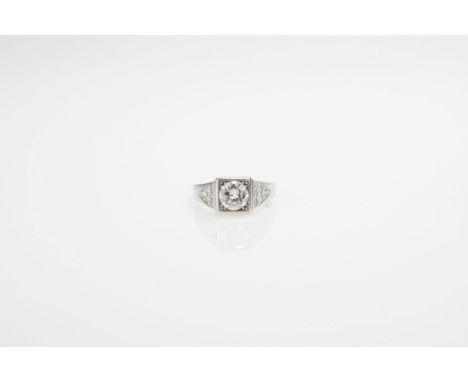 Damenring, 750 Weißgold, punziert, mit zentralem Brillanten, ca. 0,85 ct, seitlich je kleine Brillanten, gesamt ca. 0,15 ct, 