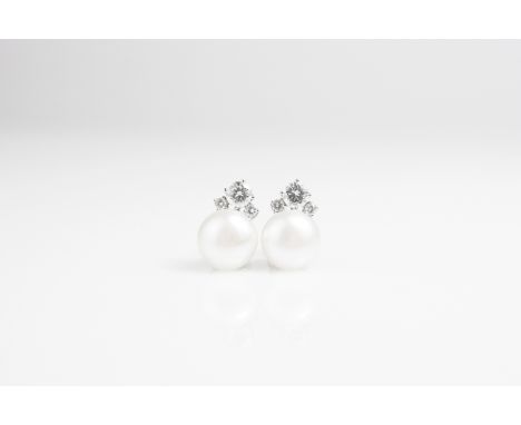 Paar Ohrstecker mit Bouton-Perle, 750 Weißgold, geprüft, mit Brillanten, gesamt ca. 1,14 ct, J-K und L-M, si und vs-si, Länge
