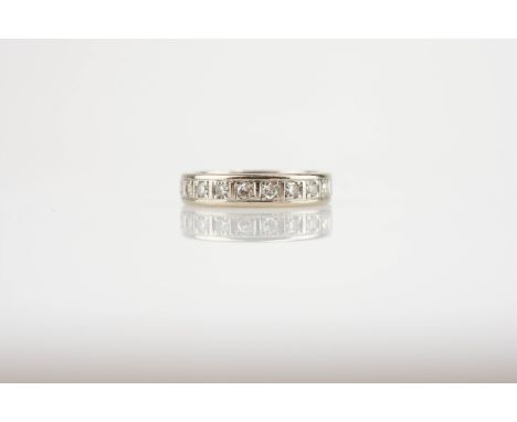 Memoire-Ring, 750 Weißgold, punziert, mit 20 Diamanten im Achtkantschliff, gesamt ca. 0,6 ct, Ringdurchmesser 17,5 cm, Gewich