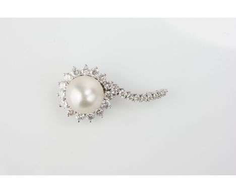 Brosche mit großer Perle, 750 Weißgold, punziert, mit Brillanten, gesamt ca. 2,57 ct, J-K, überwiegend vs, und großer Perle, 