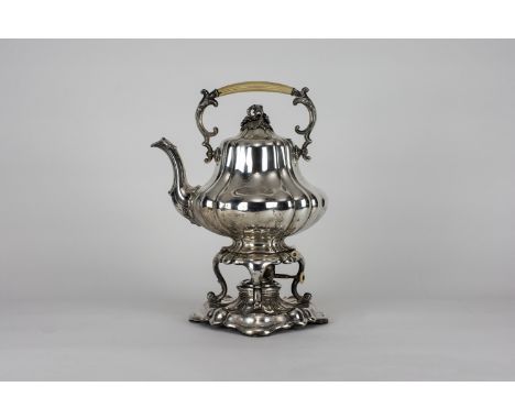Teekanne auf Rechaud, im Louis Philipp Stil, um 1860-1870, Silber 13 Lot, Feingehalt, punziert, gedrungene Birnform, godronie
