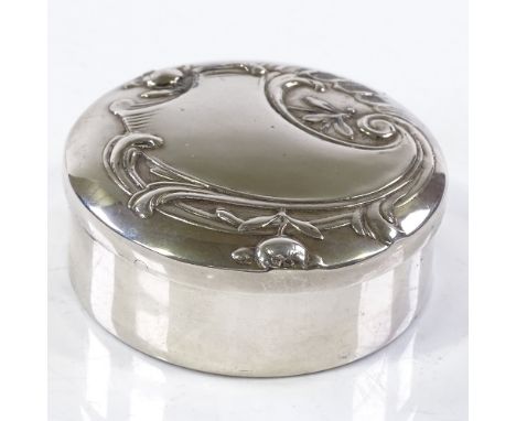 A modern circular silver lidded trinket box, with relief embossed lid, diameter 7cm, 2oz 