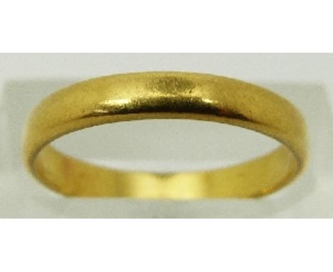 A yellow metal ring/ wedding band, size M/N, 3.1g 