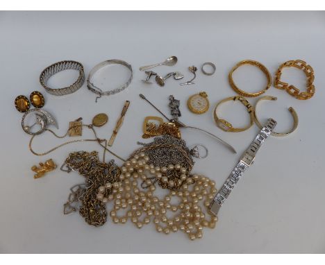 A quantity of costume jewellery including silver ring, Georgian silver spoon, silver bangle, silver cufflinks etc