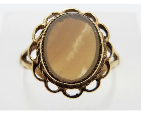 A 9ct gold ring set with a agate within a pierced border, size J/K, 3.1g 