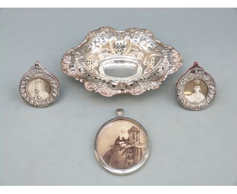 Victorian hallmarked silver pierced bon bon dish raised on four ball feet, width 14.5cm, weight 51g,  two miniature hallmarke