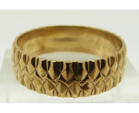 A 9ct gold ring/ wedding band with ridged decoration, size S, 4.1g