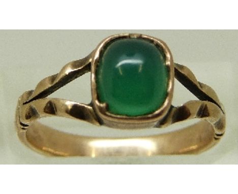 A Victorian ring set with a green cabochon, size J/K, 2.3g 