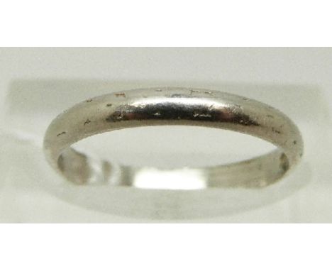 A platinum ring/ wedding band, size K, 2.5g 