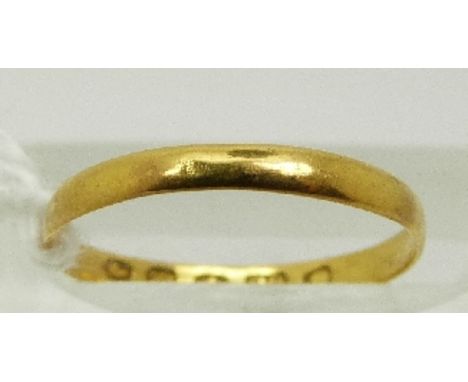 A Victorian 22ct gold ring/ wedding band, London 1872, size J, 0.8g 