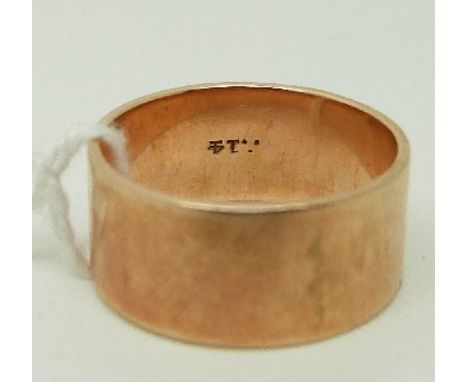 A yellow metal ring/ wedding band marked 14k, size S, 5.3g
