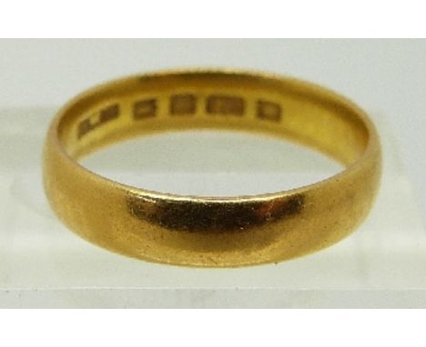 A 22ct gold ring/ wedding ring, London 1926, 4.6g, size O