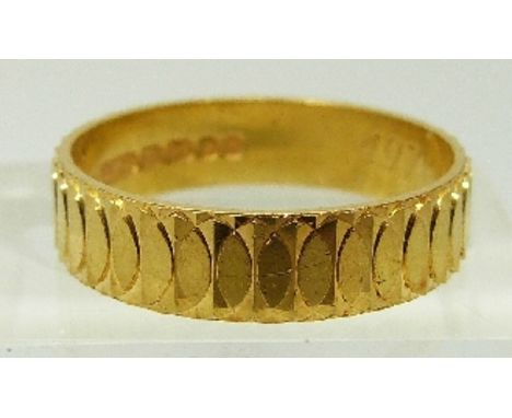 A 22ct gold ring/ wedding band with raised decoration, size N/O, 4.0g 