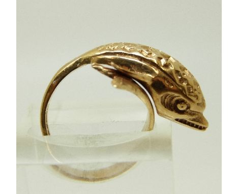 A 9ct gold ring in the form of a dolphin, size K 5.6g