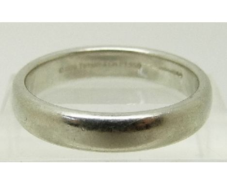 A Tiffany platinum ring/ wedding band, size T, 9.9g 