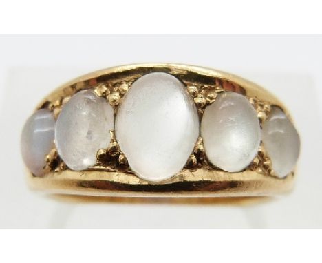 A Victorian ring set with five graduating moonstones, size K/L, 6.9g 