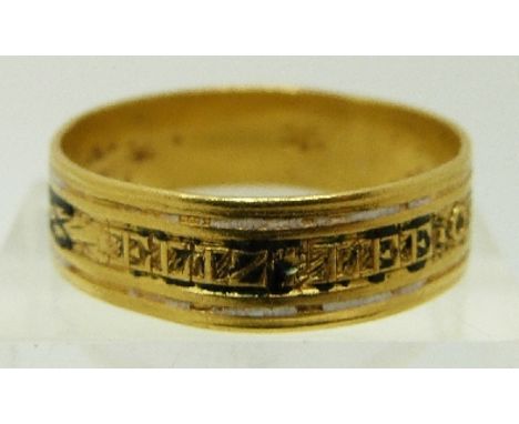 A Georgian yellow metal ring set with enamel reading "Eliz Lee Ob 15 April 1800 age 67", size U, 4.7g 