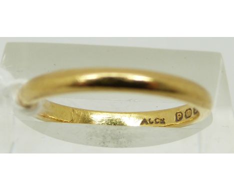 A 22ct gold ring/ wedding band, London 1950, size L, 3.0g 