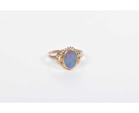 A 9k gold and opal ringWeight approx. 1.73