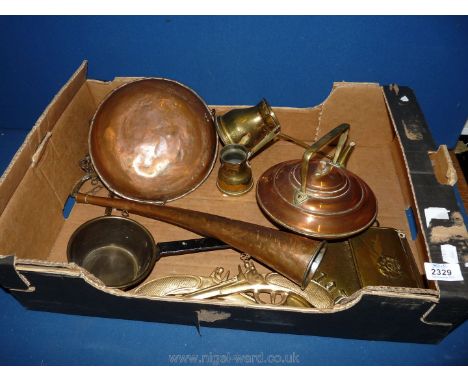A quantity of brass including a copper hunting horn, copper kettle, brass letter holder, etc.
