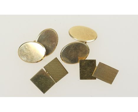 Pair of 18ct yellow gold rectangular chain cufflinks, each having one engine turned and one plain polished link, weight appro