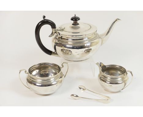 George V silver three piece tea service, Birmingham 1931, comprising teapot, milk jug and sugar basin, each of plain shoulder