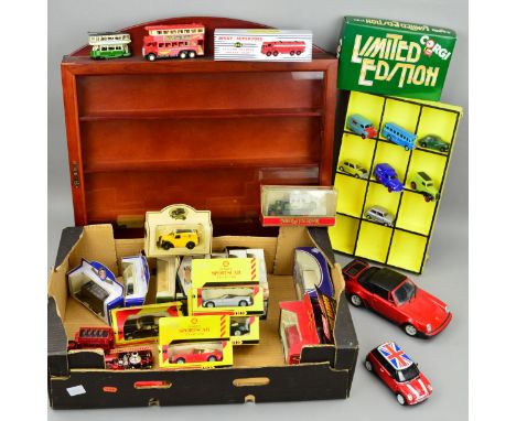 A QUANTITY OF BOXED AND UNBOXED DIECAST VEHICLES, to include Corgi Classics, Corgi Fire Heroes, Atlas Editions reproduction D