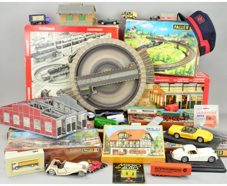 A QUANTITY OF BOXED AND UNBOXED HO GAUGE TRACKSIDE BUILDINGS AND ACCESSORIES, Faller, Fleischmann &amp; Pola, station buildin