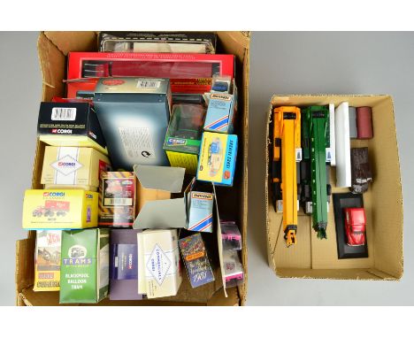 A QUANTITY OF ASSORTED BOXED AND UNBOXED DIECAST AND PLASTIC TRUCK AND BUS MODELS, to include Corgi Classics, Archive Corgi, 