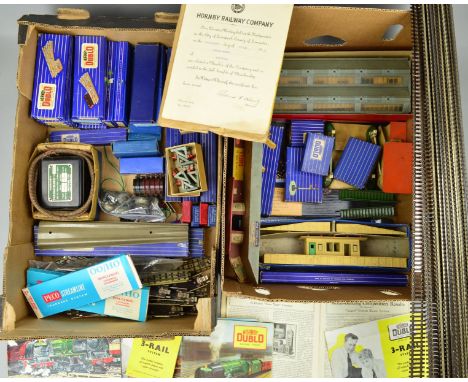 A QUANTITY OF BOXED AND UNBOXED MAINLY HORNBY DUBLO ACCESSORIES AND TRACK, to include boxed 2-Road plastic Engine Shed Kit, N