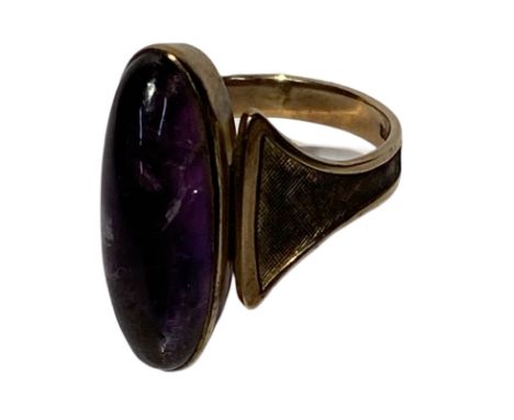 8ct 333 gold navette, cabochon amethyst modernist ring. Total approximate weight is 4.6g. Size O.  The head of the ring measu