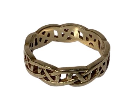 9ct Celtic design ring. Weighing approximately 4.3g Size S  Condition report  Good.