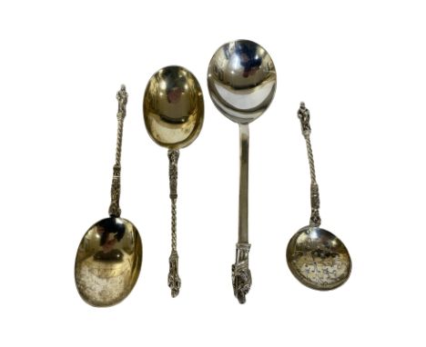 Mixed lot of Apostle terminal flatwares. 223 g. To include a pair of spoons (18.5 cm in length) by William Hutton and Sons, L
