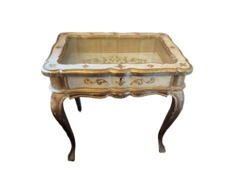 Mottled cream painted and gilded fleur de lys decoration table vitrine. Standing on outswept legs. Height 89 cm, width 65 cm,