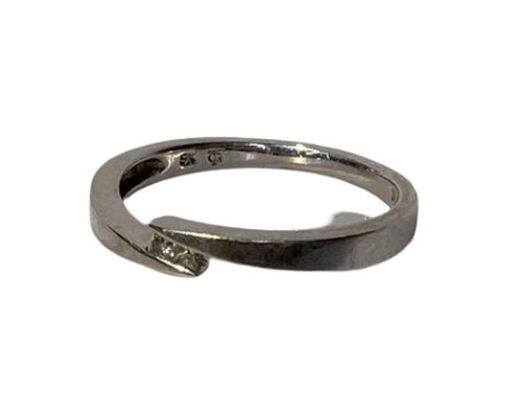 9ct White gold solitaire diamond ring. Total gross weight is approximately 2.07g. Set with two small square cut diamonds 0.05