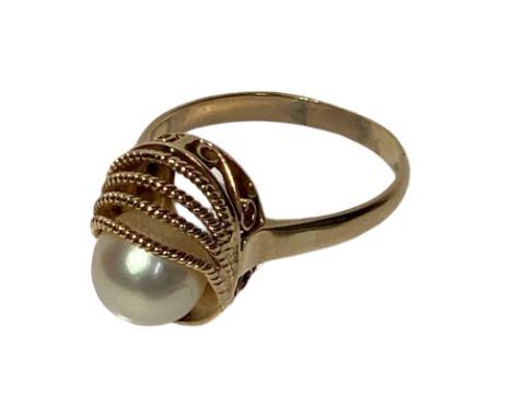 14k gold and pearl ring.

Approximate weight is 3.8g.
Measurement of the pearl approximately 0.7cm across.
Size P.

Condition