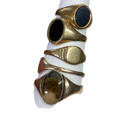 Five 9ct Gold Signet Rings to include a Banded Fluorite ring, Chester 1915. All hallmarked, Fluorite ring size W1/2. Three sl