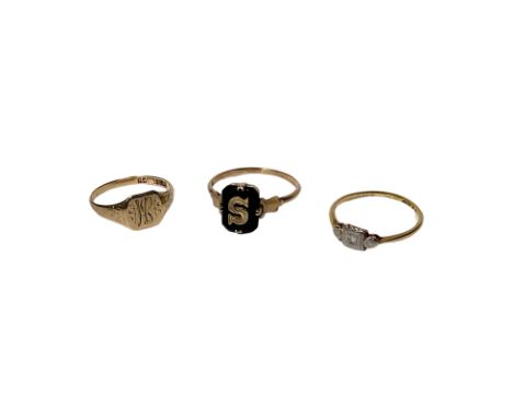 9ct gold selection of rings. Include: An 9ct and Onyx initial S ring. Size R. 9ct gold signet ring engraved with HS? Size N. 
