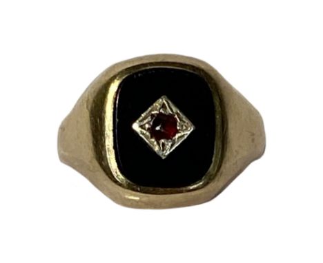 375 9ct gold gents signet ring.

With Onyx and garnet.
Total approximate weight is 5.4g.
Size T.

Condition report.
Some rubb