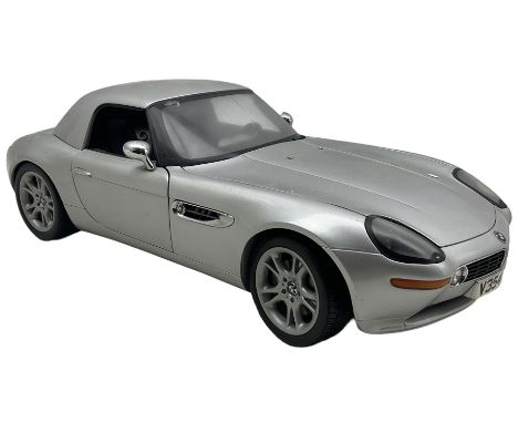 Kyosho 1:12 scale die-cast model The World is Not Enough, 007 BMW Z8, boxed with display case 