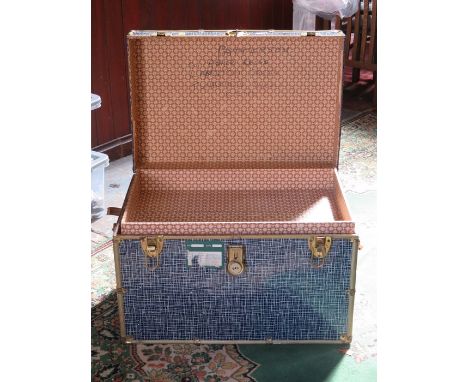 VINTAGE TRAVEL TRUNK 