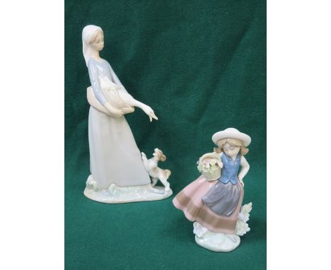 TWO LLADRO GLAZED CERAMIC FIGURES 