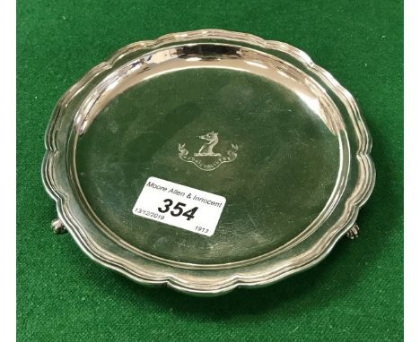 An Edwardian silver card tray with pie-crust rim, the centre field decorated with Todd family motto "Oportet Vivere" with fox