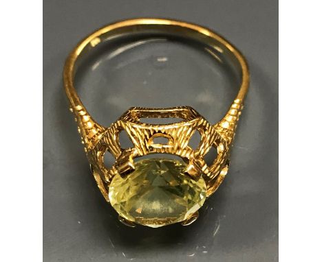 A 15 carat gold mounted pale yellow green stone ring (possibly tourmaline), approx 3.5 carats, size W