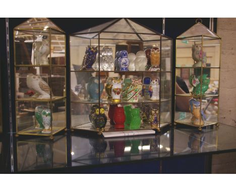 A set of Franklin Mint owl figurines (with certificates), mostly ceramic, together with four small glass display stands and o