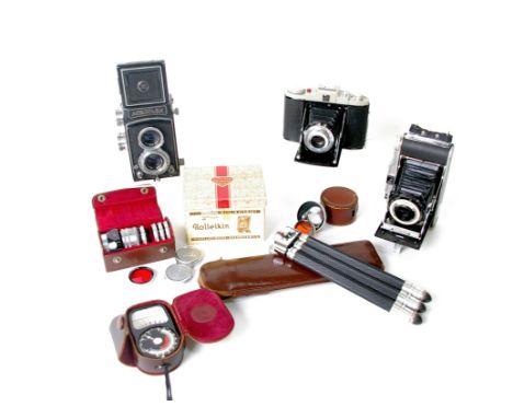 A quantity of cameras mostly from the 1960’s.   Airesflex twin lens reflex camera (zuiko lens) with pouch containing lens hoo