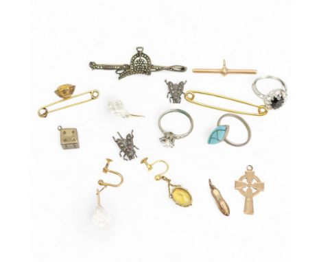 Group of jewellery, including 9ct rose gold foliate engraved Celtic cross pendant, 9ct gold T-bar, safety pin brooch stamped 