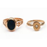 Twee 14 kt. gouden memorie ringen.