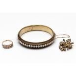Gouden broche, armband en ring.